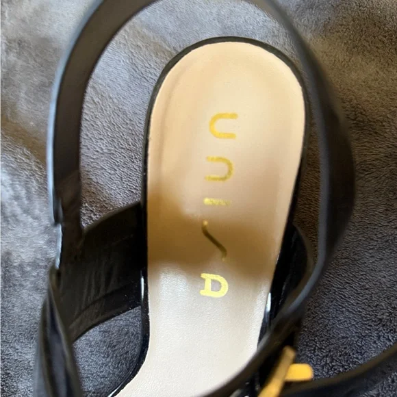 Unisa Black Patent Leather Sandals Size 9 - Picture 3 of 4